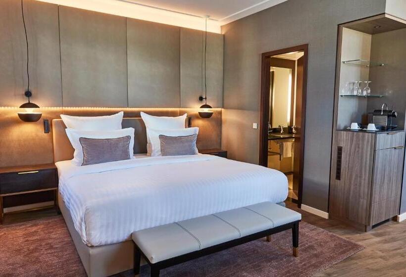 جناح جونيور, Steigenberger Hotel De Saxe