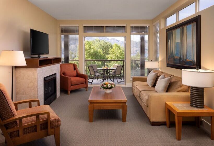 マウンテンビュースイート, The Cove Lakeside Resort