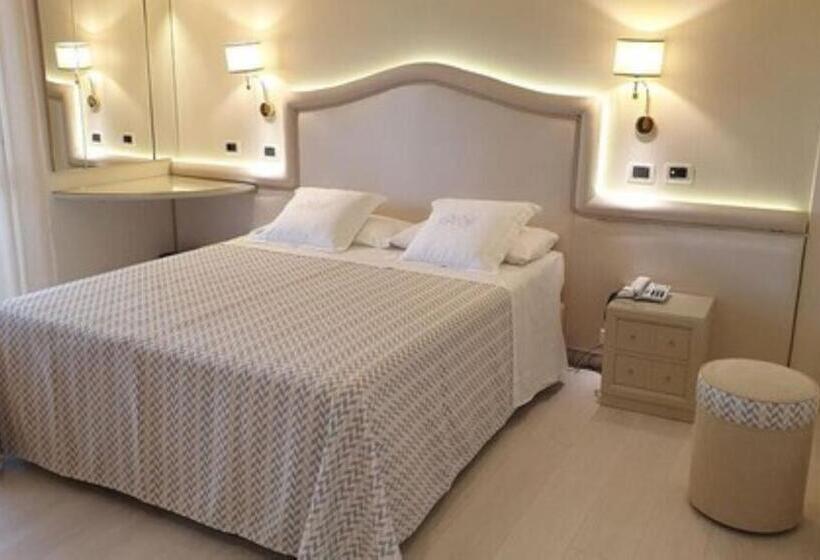 Трехместный Номер Стандарт с Балконом, Globus, Sure Hotel Collection By Best Western