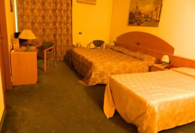 اتاق استاندارد چهار تخته, Ascot Lodging