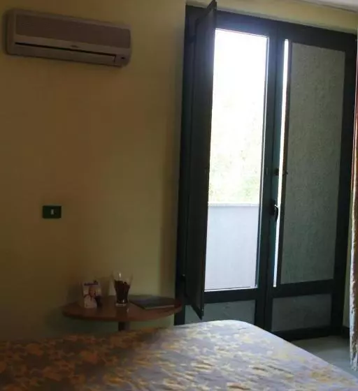 اتاق استاندارد چهار تخته, Ascot Lodging