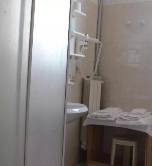 اتاق خانوادگی, Ascot Lodging
