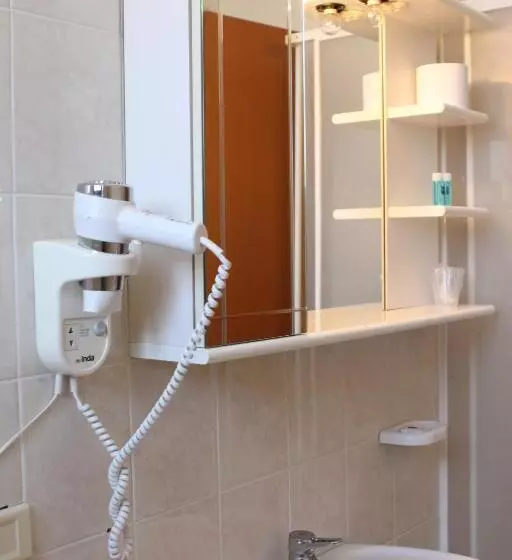 اتاق خانوادگی, Ascot Lodging