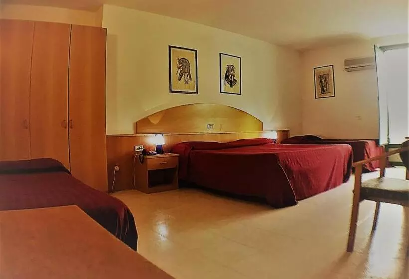 اتاق خانوادگی, Ascot Lodging