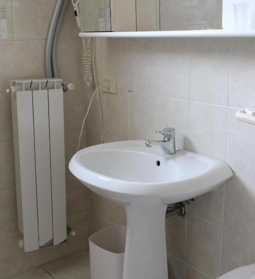 패밀리 룸, Ascot Lodging