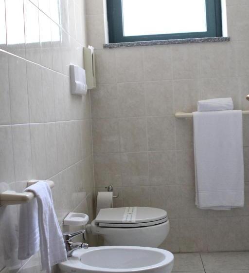 패밀리 룸, Ascot Lodging