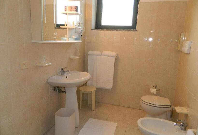 패밀리 룸, Ascot Lodging