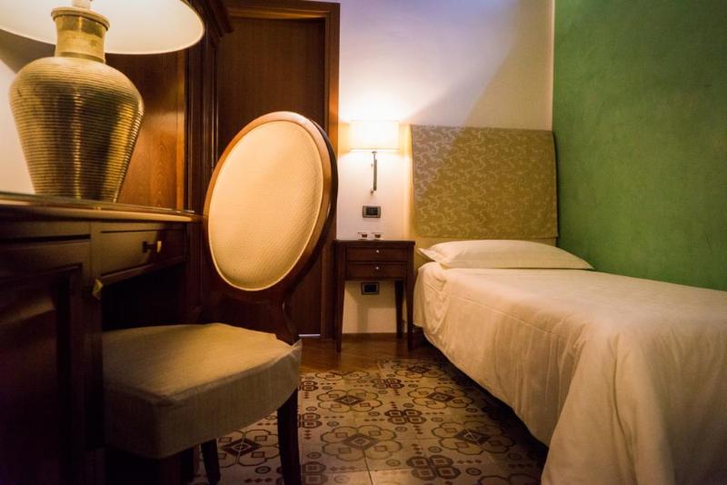 スタンダードシングルルーム, Carmine