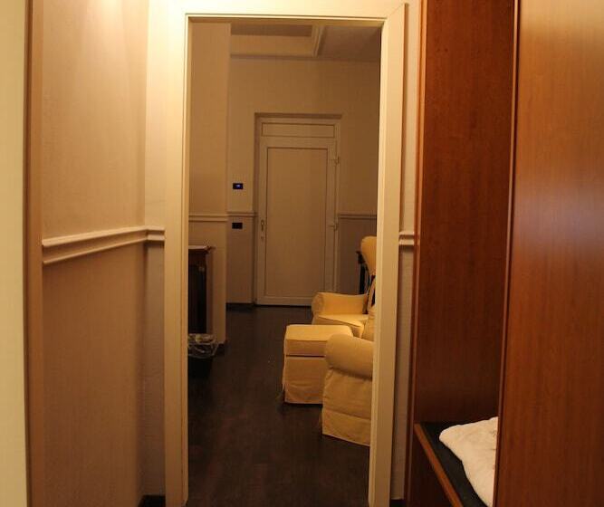 带按摩浴盆的套房, Don Carlo