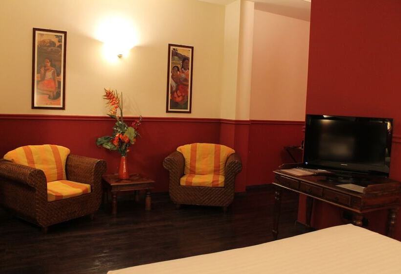 带按摩浴盆的套房, Don Carlo