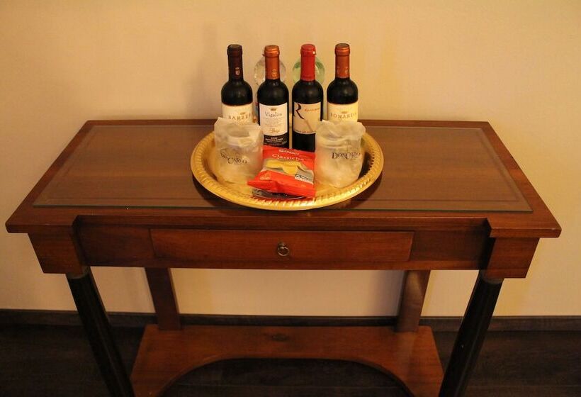 带按摩浴盆的套房, Don Carlo