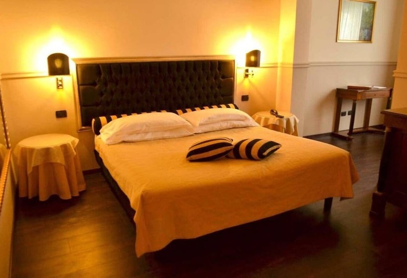 带按摩浴盆的套房, Don Carlo