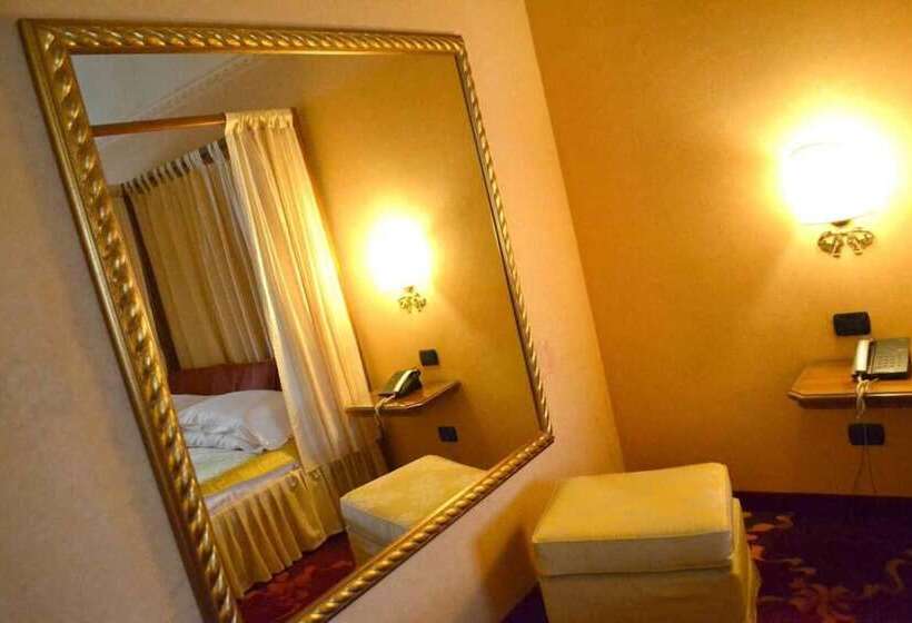 带按摩浴盆的套房, Don Carlo