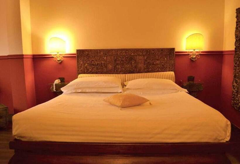 带按摩浴盆的套房, Don Carlo