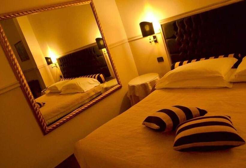 带按摩浴盆的套房, Don Carlo