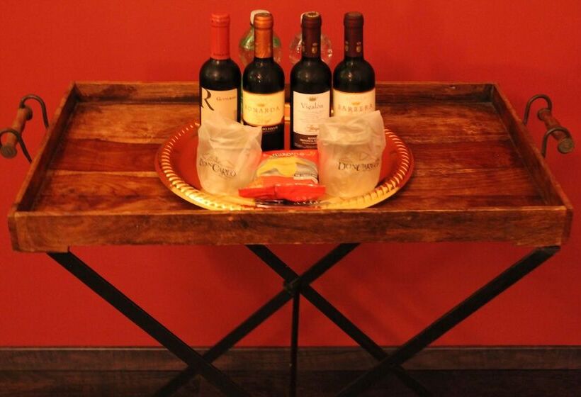 带按摩浴盆的套房, Don Carlo