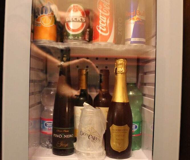 带按摩浴盆的套房, Don Carlo