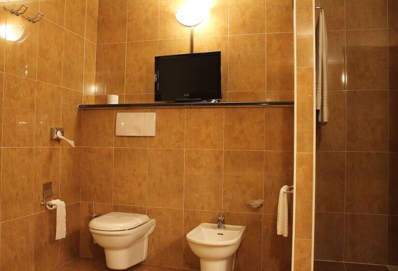 带按摩浴盆的套房, Don Carlo