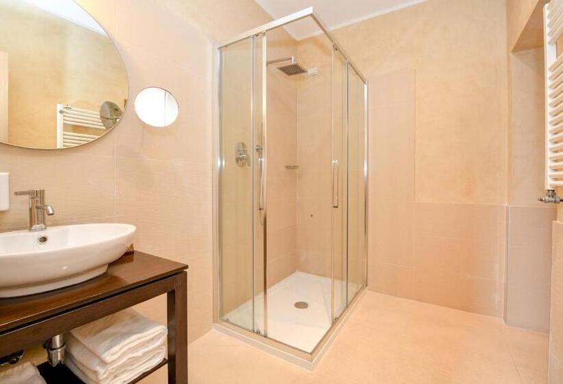 חדר סטנדרט לשלושה, Flaminia