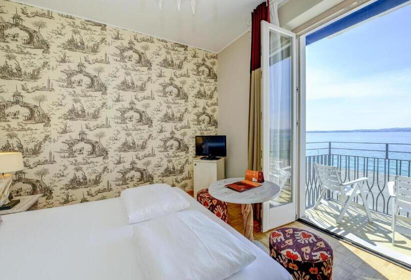 חדר דלוקס נוף לאגם, Flaminia