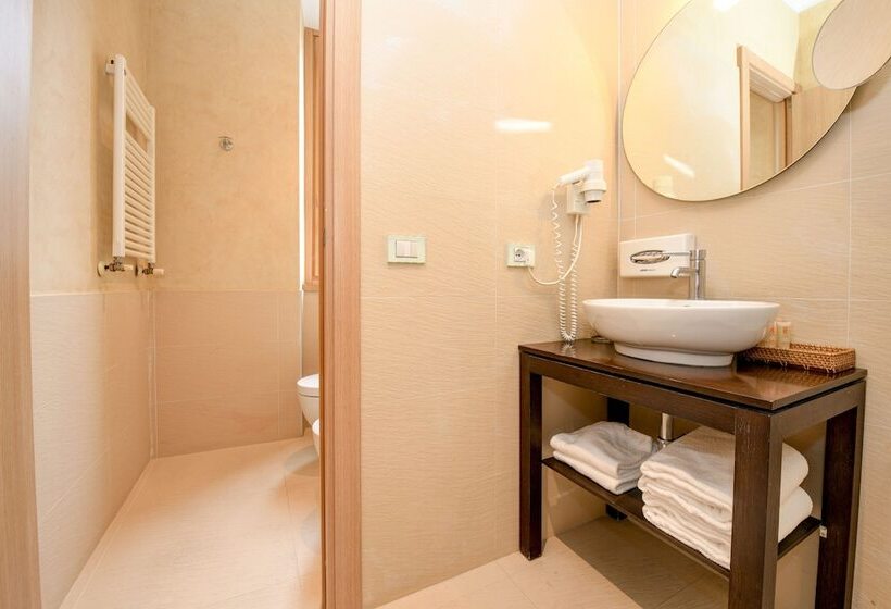 חדר סטנדרט לשלושה, Flaminia