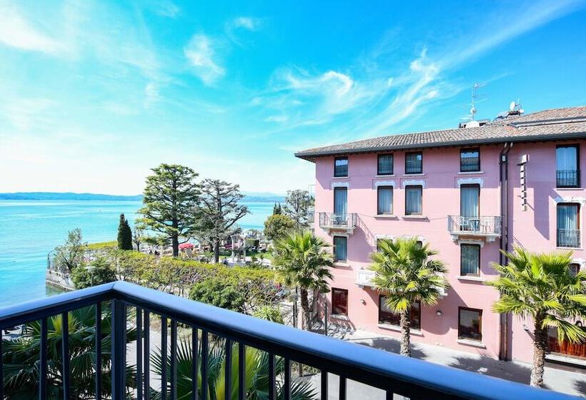 חדר סטנדרט לארבעה, Flaminia