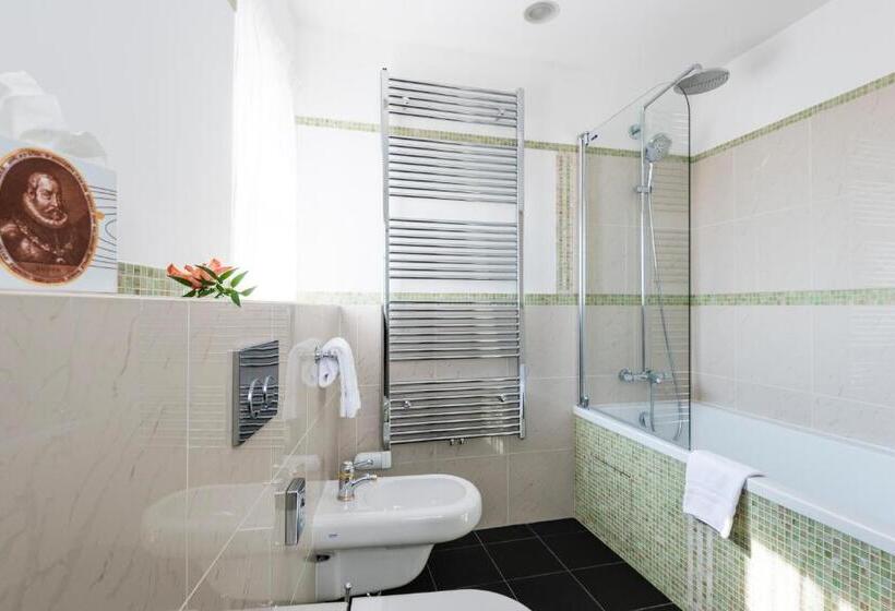 اتاق سوپریور, Golden Well