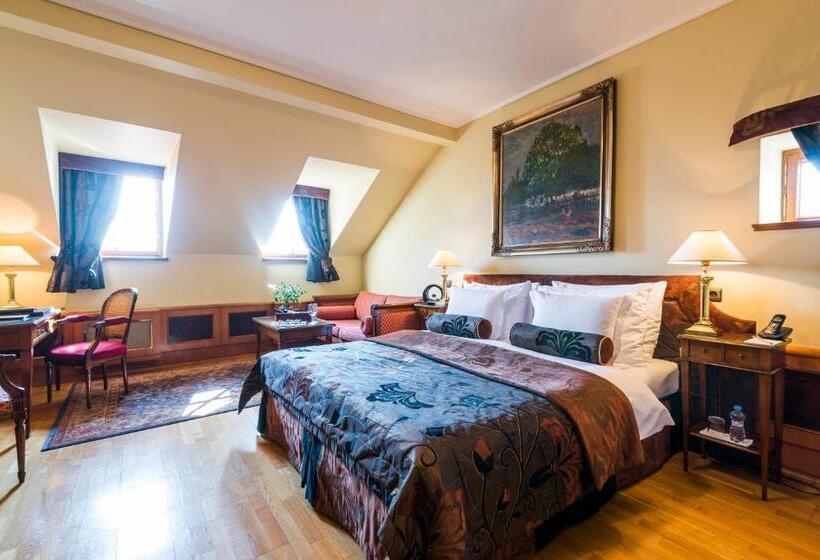 اتاق لوکس, Golden Well