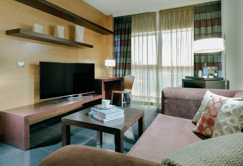 شقة غرفة واحدة, Hesperia Fira