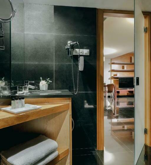 شقة غرفة واحدة, Hesperia Fira