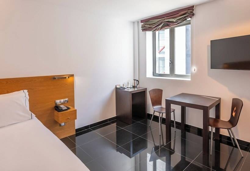 شقة غرفة واحدة, Hesperia Fira