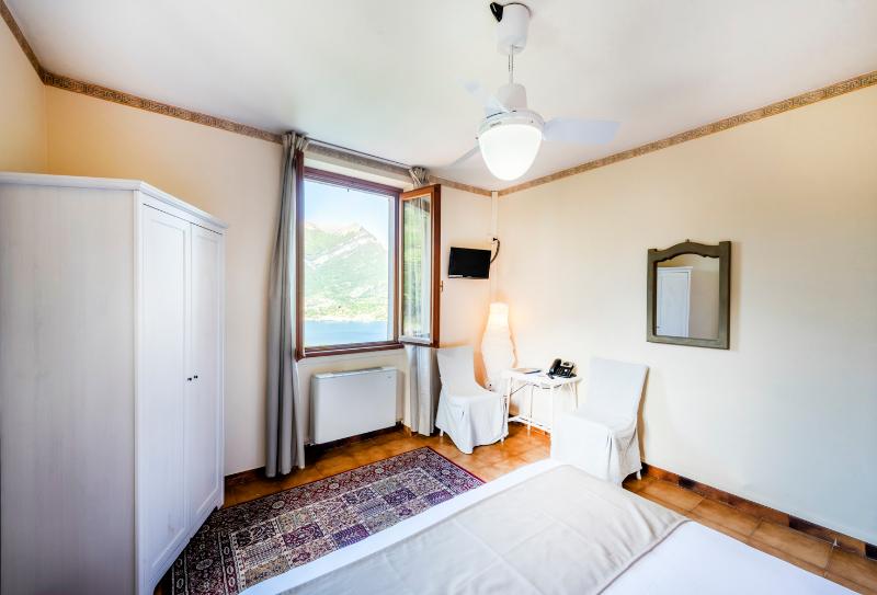 Номер Стандарт Вид на Озеро, Il Perlo