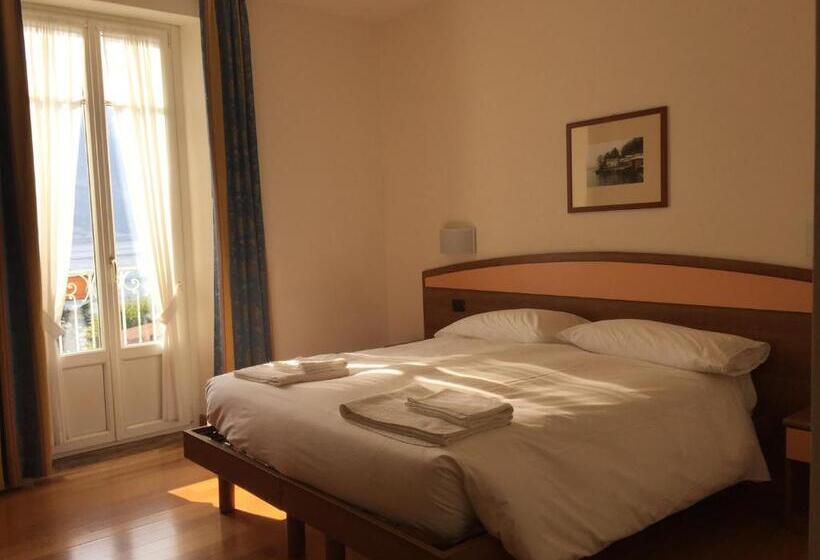 غرفة قياسية مطلّة علي البحيرة, Lario