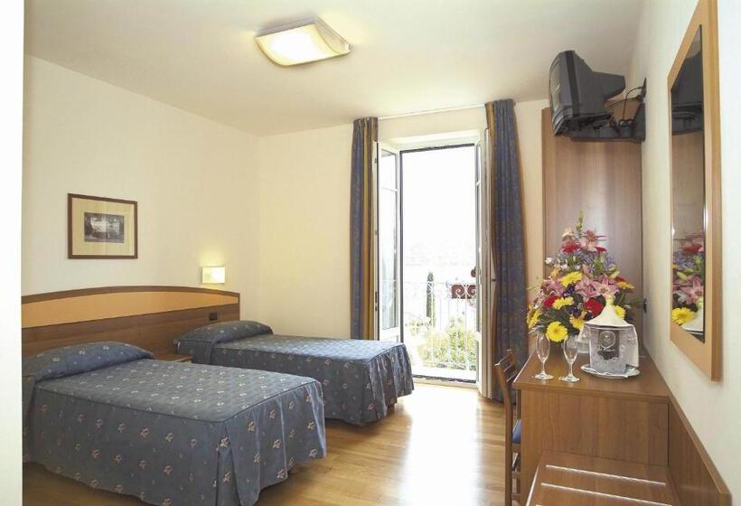 غرفة قياسية مطلّة علي البحيرة, Lario