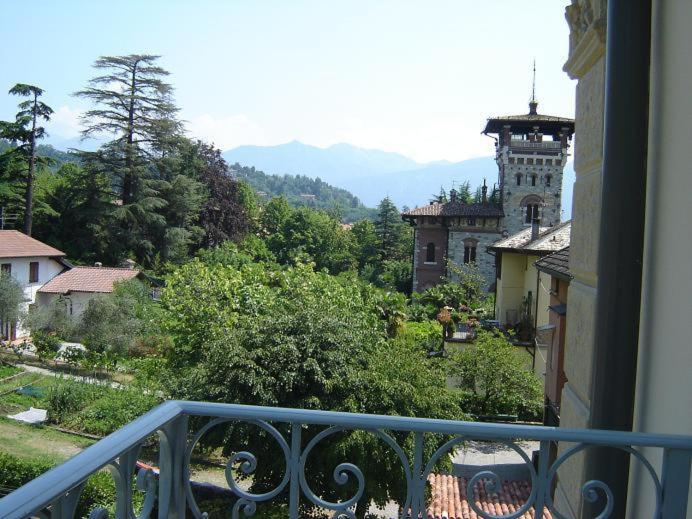 غرفة قياسية مطلة على الجبل, Lario