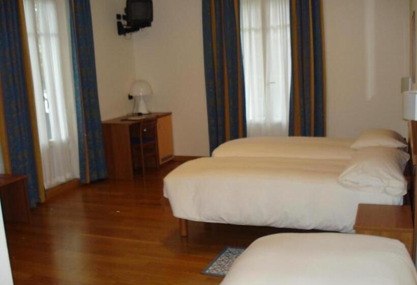 غرفة قياسية مطلة على الجبل, Lario