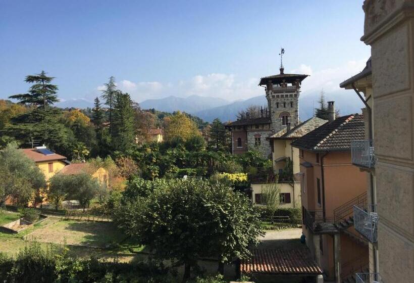 غرفة قياسية مطلة على الجبل, Lario