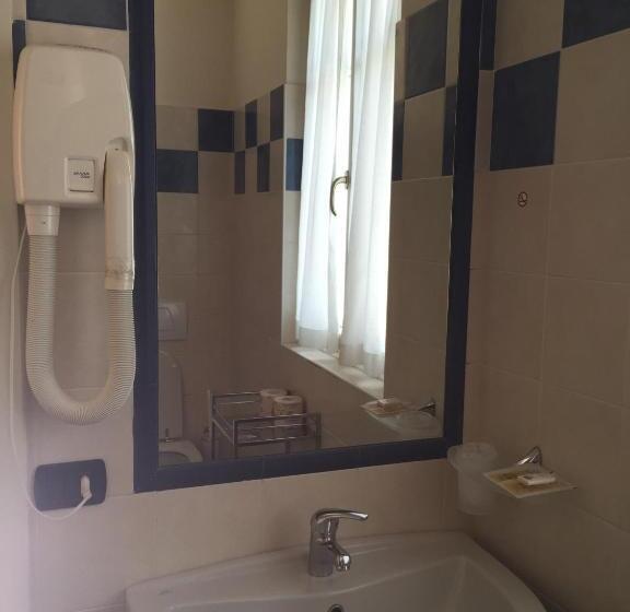 غرفة قياسية مطلة على الجبل, Lario