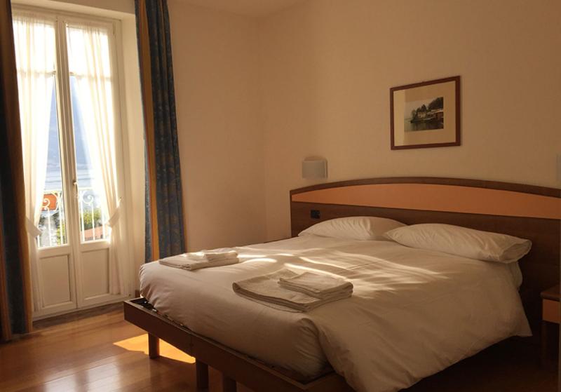 غرفة قياسية مطلّة علي البحيرة, Lario