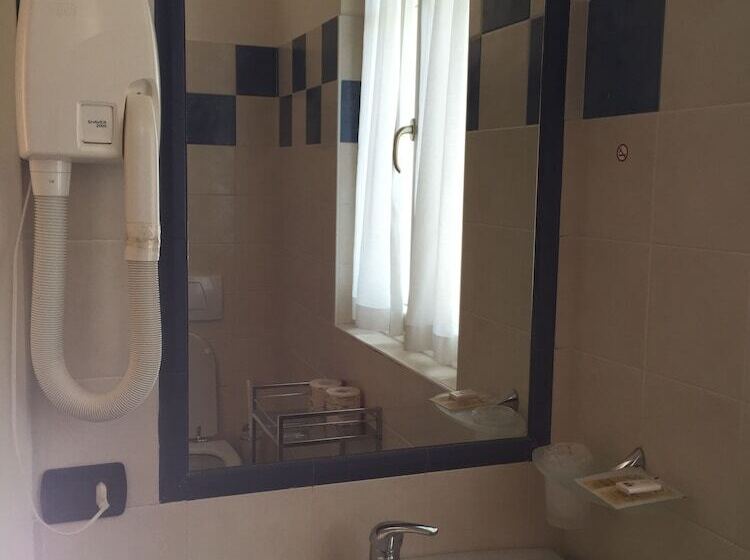 غرفة قياسية مطلة على الجبل, Lario