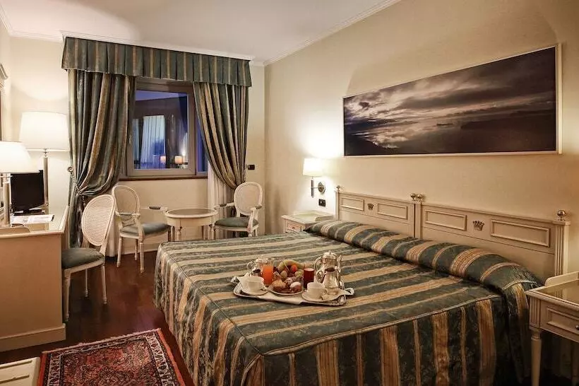 Camera Deluxe Vista Lago, Savoy Palace