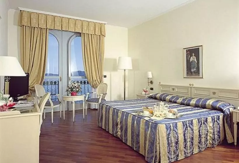 Camera Deluxe Vista Lago, Savoy Palace