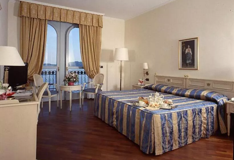 Camera Deluxe Vista Lago, Savoy Palace