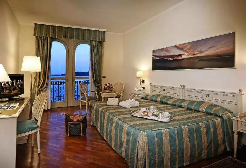 Camera Deluxe Vista Lago, Savoy Palace