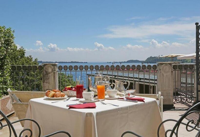 스탠다드 룸 킹사이즈 침대, Savoy Palace