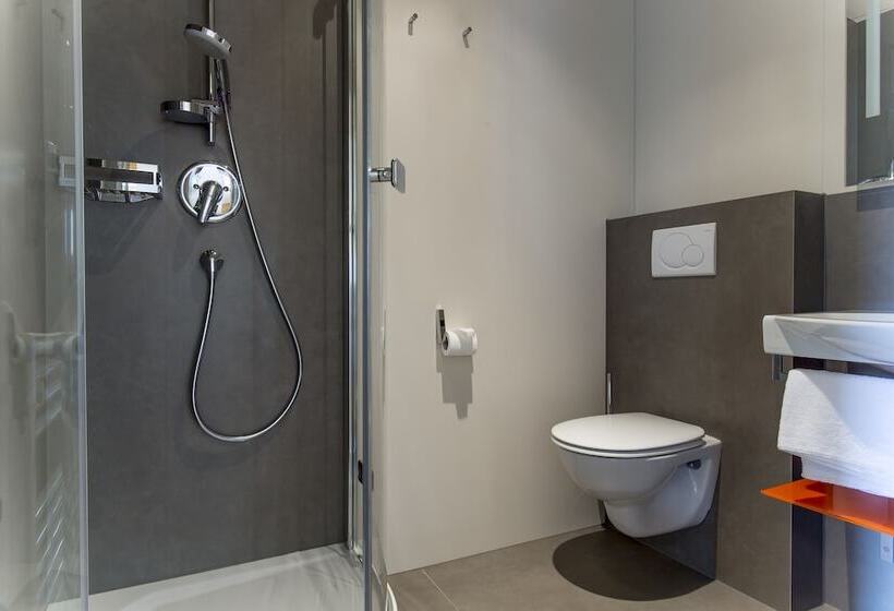 スタンダードトリプルルーム, Stroblerhof