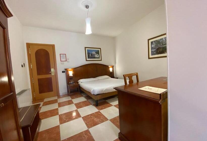 اتاق سوپریور, Ungheria Varese 1946