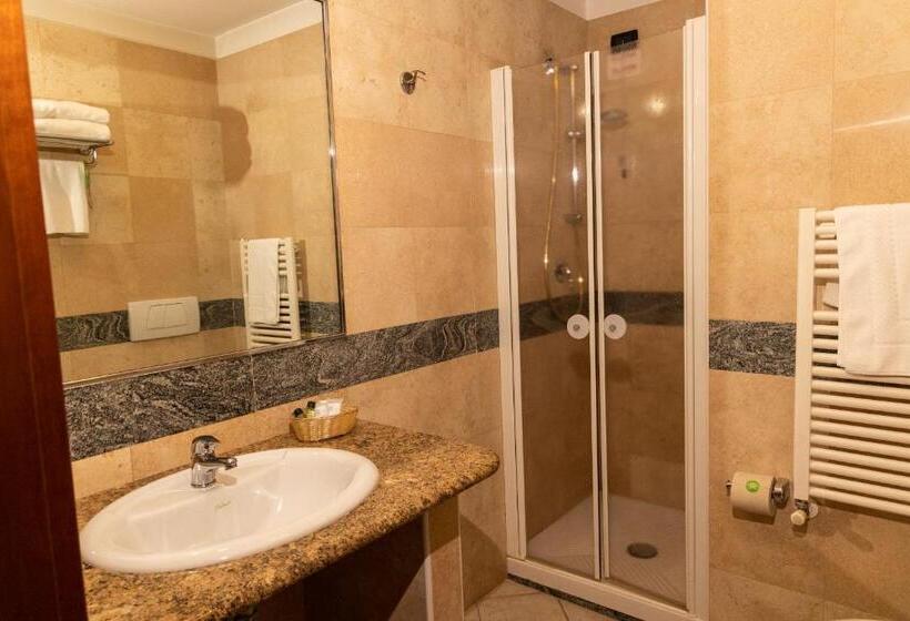 اتاق سوپریور, Ungheria Varese 1946