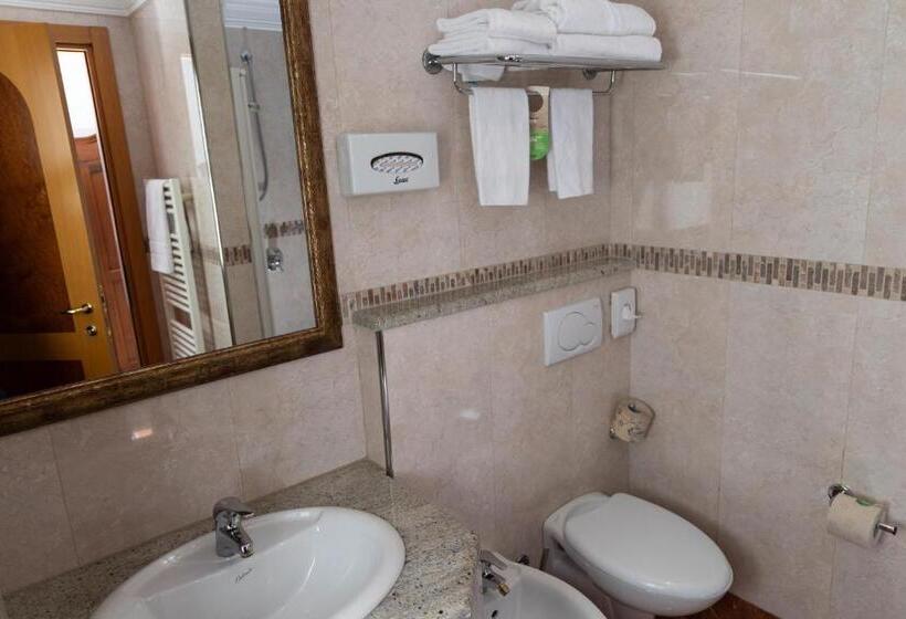 اتاق لوکس, Ungheria Varese 1946