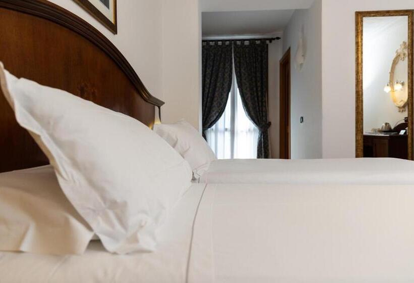 اتاق لوکس, Ungheria Varese 1946